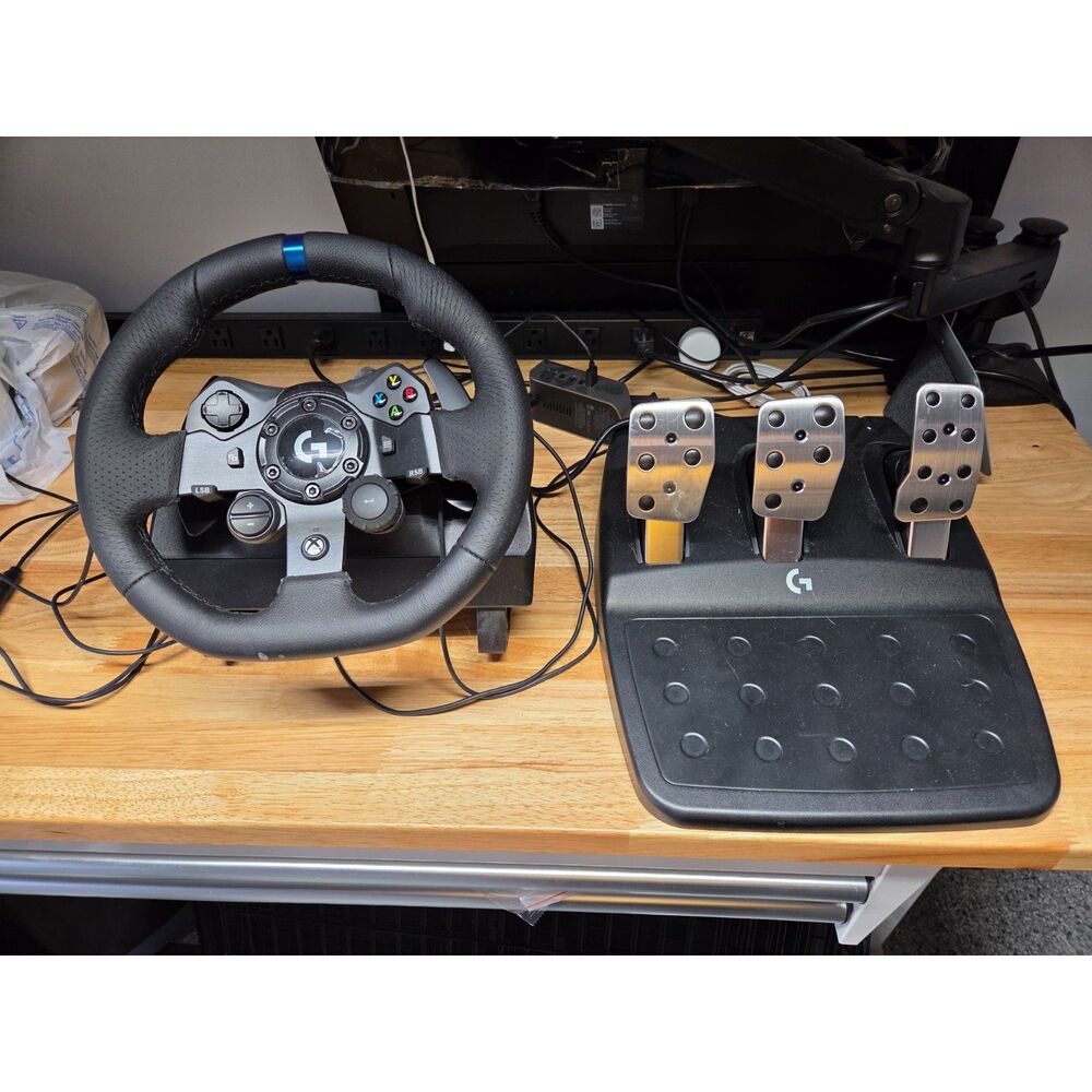 Logitech G923 Racing Wheel & Pedals for PC and Xbox - Picture 3 of 4